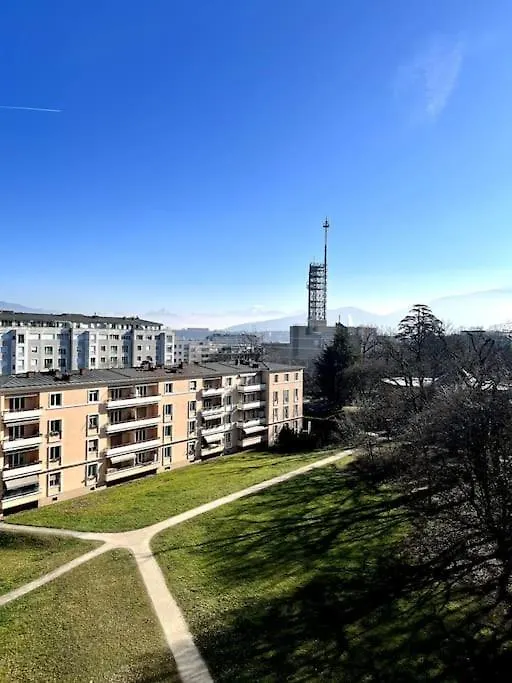 Beautiful Park View Apartment Next To Un Ginebra